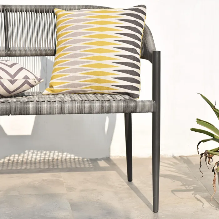Built-in outdoor banquettes