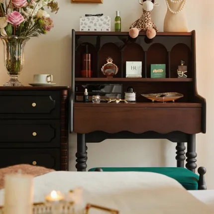 Retro Rubberwood Dressing Table with Minimalist Lines and Ample Storage – Perfect for Vintage Bedroom Décor